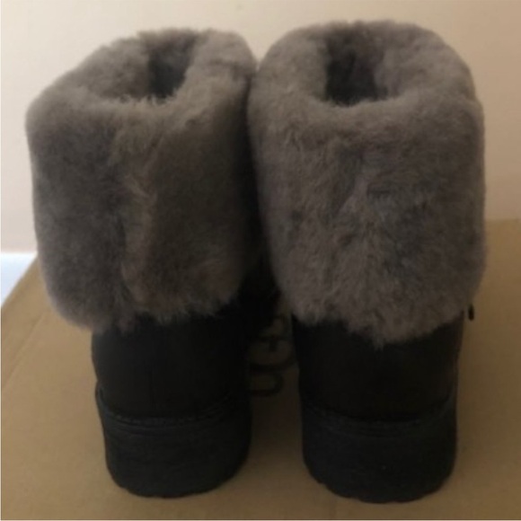 New in Box UGG Chyler Boots, Size 7 - Picture 8 of 15